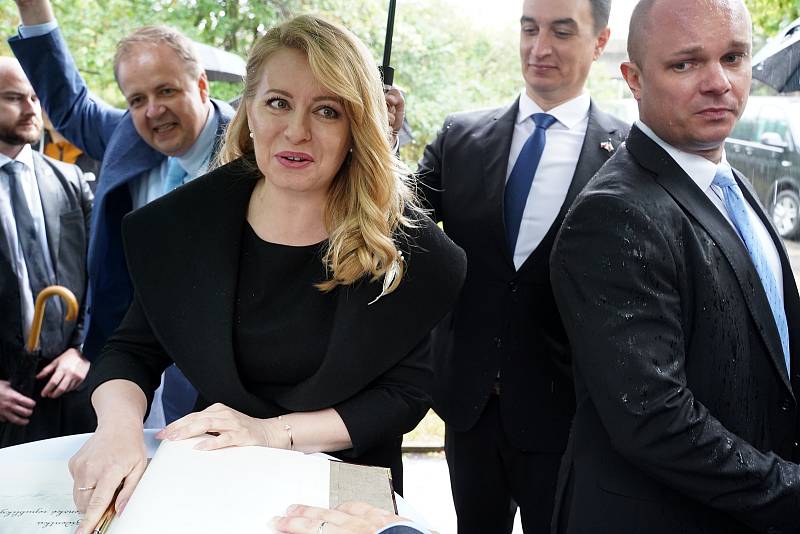 Slovenská prezidentka Zuzana Čaputová, předsedkyně Poslanecké sněmovny Markéta Pekarová Adamová (TOP 09) a ministr vnitra Vít Rakušan (STAN) uctili památku hrdinů operace Anthropoid, kteří se podíleli na atentátu na Reinharda Heydricha.