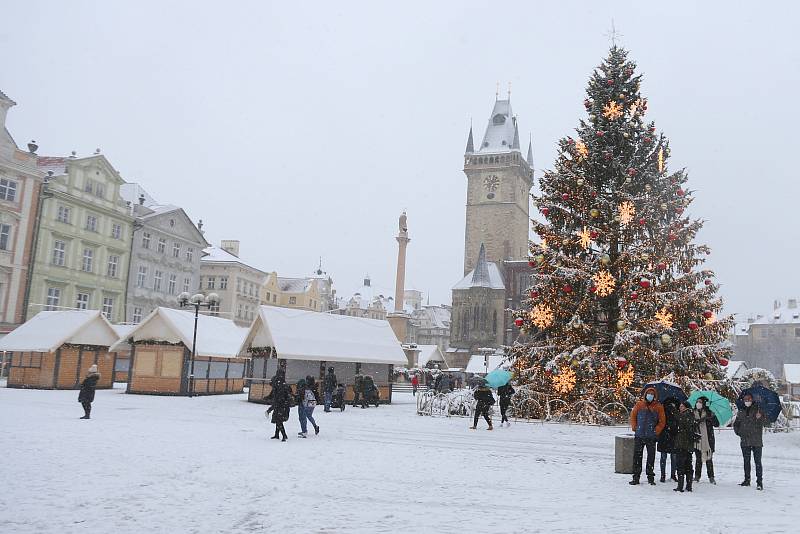Staroměstské náměstí a oblíbená vyhlídková terasa v Letenských sadech pod sněhem 4. prosince 2021.