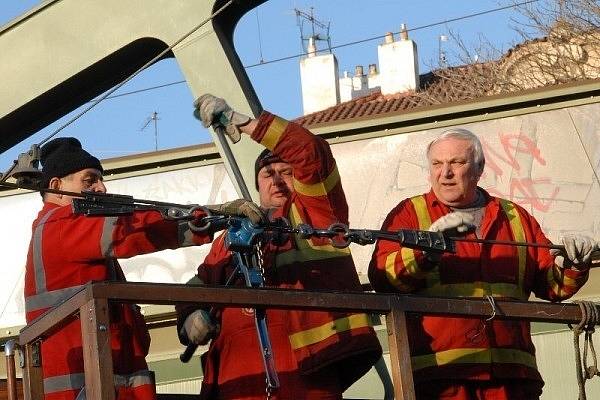 TECHNICI DOPRAVNÍCH PODNIKŮ OPRAVUJÍ TROLEJ. Požár kamionu v úterý 4.3. pod železničním viaduktem v Bělehradské ulici.