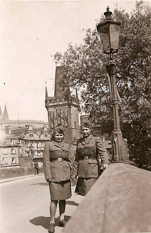 Zleva Věra Biněvská-Golubeva, Sylvie Laštovičková-Abrosimova. Praha, květen 1945.