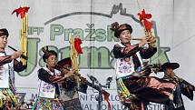 Na pražském Ovocném trhu odstartoval VII. ročník Mezinárodního folklorního festivalu Pražský jarmark. Na snímku soubor Guizhou Folk Art Group z Číny.