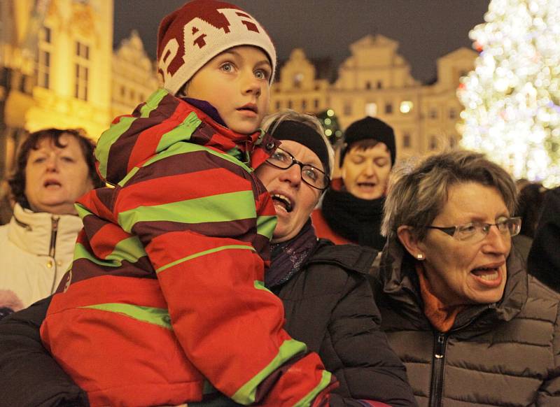 Česko zpívá koledy na Staroměstském náměstí. 