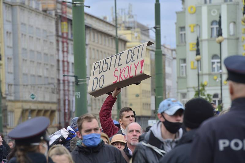 Ve středu 28. října 2020 se na náměstí Republiky v centru Prahy konala demonstrace proti vládním opatřením kvůli infekční nemoci covid-19.