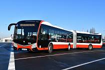 Na různých linkách testuje v prosinci DPP nový kloubový autobus.