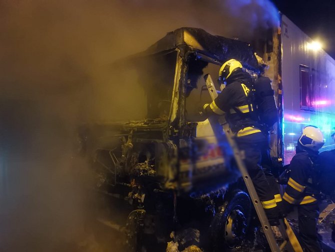 Hasiči likvidovali požár kamionu v Lochkovském tunelu.