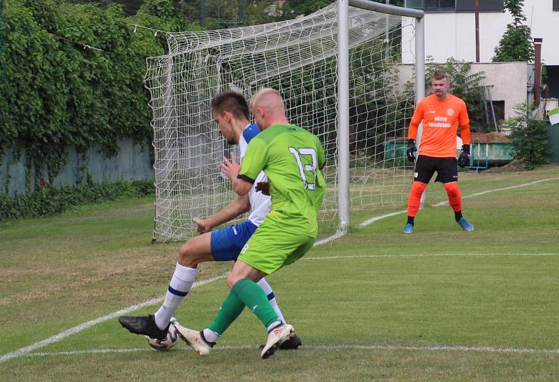 Vltavín přišel o svůj náskok na čele tabulky. Po domácí prohře 0:1 s Královým Dvorem jej právě tento soupeř bodově srovnal.