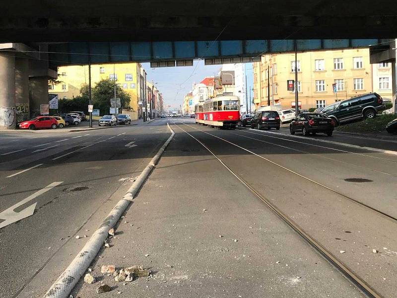 Na pražské Balabence došlo k pádu kusu železničního mostu.