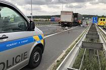 Na Pražském okruhu se vybouraly tři kamiony. Na silnici se vysypalo pivo.
