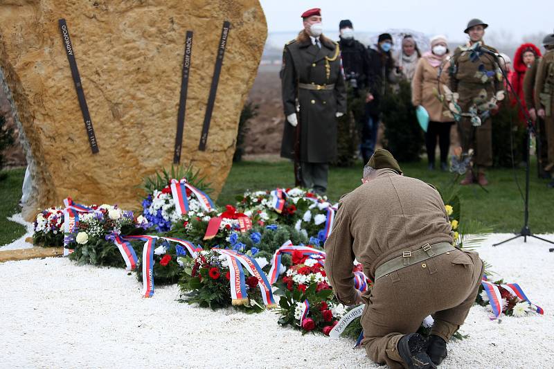 Slavnostní vzpomínková akce u nového památníku výsadku Anthropoid v Nehvizdech. Městys má nyní památníky dva, původní za dálnicí a nový, otevřený 29. prosince 2021.