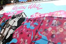 Lennonova zeď je znovu otevřená, zdobí ji svoboda i nový portrét Johna Lennona.