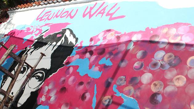 Už jen tužkou! Lennonovu zeď zdobí nový portrét, sprejování je zakázáno -  Pražský deník