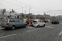Nehoda tří aut v Praze.