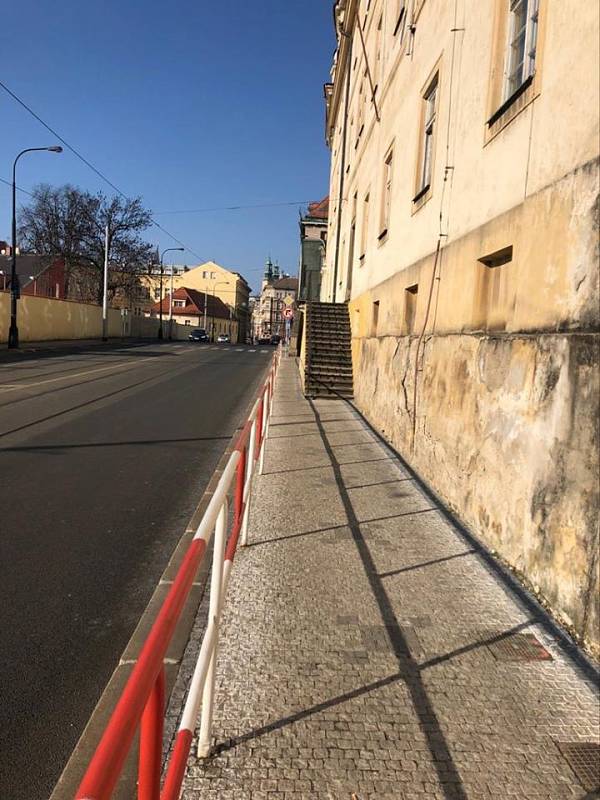 Praha rozšířila chodník v ulici Na Slupi.