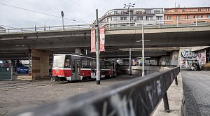 Po podepření se pod most u metra Vltavská 1. listopadu vrátili chodci a částečně i tramvaje.