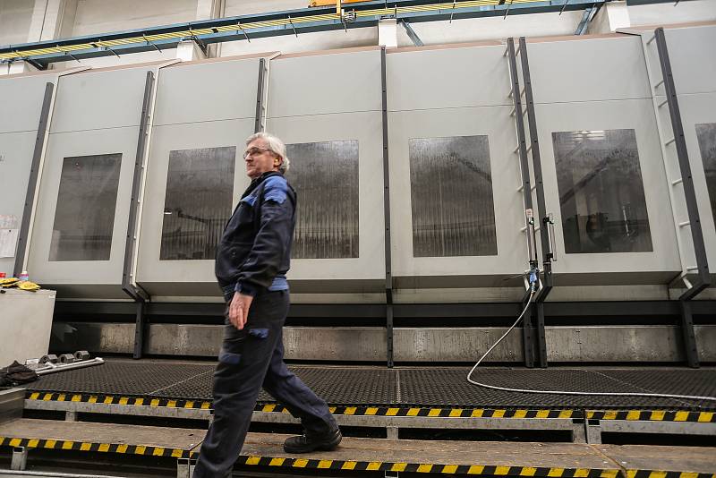 Čtyřosé obráběcí centrum AXA zrychlí proces výroby až o polovinu. Obsluhuje ho Peter Krupa.