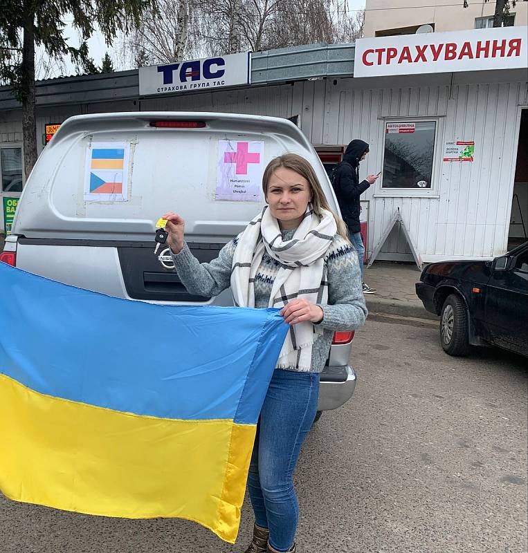 Dvaatřicetiletá Ukrajinka Olga Zakharkiv si v Praze stoupla před kostel. A během jediného dne se jí podařilo vybrat do kasičky 130 tisíc korun