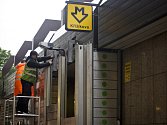 Pracovníci dopravních podniků stavěli 2. června protipovodňové zábrany u metra Křížíkova