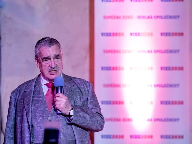 Roadshow TOP 09, která po všech krajích představuje lidem dokument Vize 2030, pokračovala 6. března v Praze. Karel Schwarzenberg.