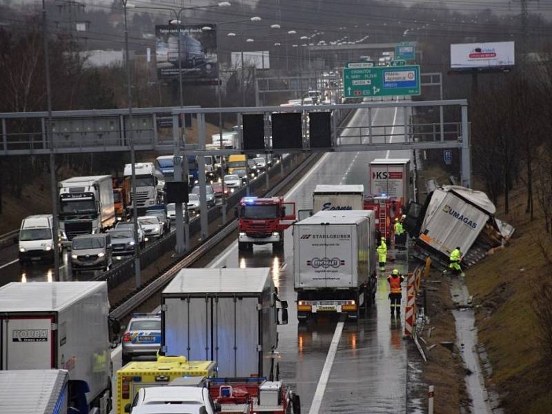 Na Pražském okruhu se srazily kamiony a dodávka.
