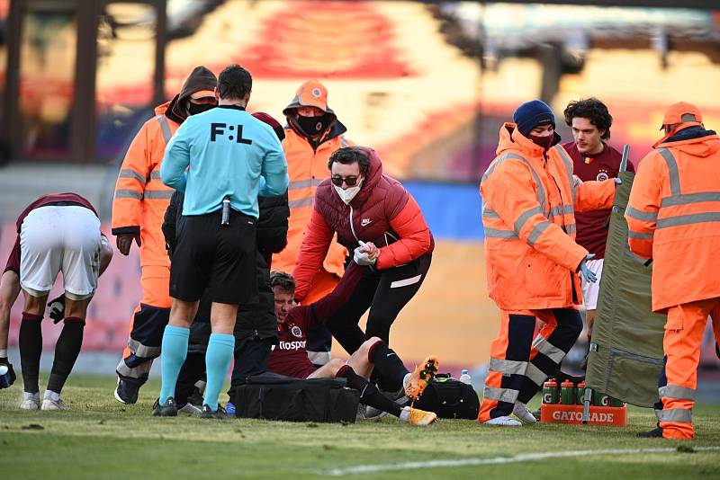 Sparťanský fotbalista Ladislav Krejčí musel být v utkání s Karvinou ošetřován.