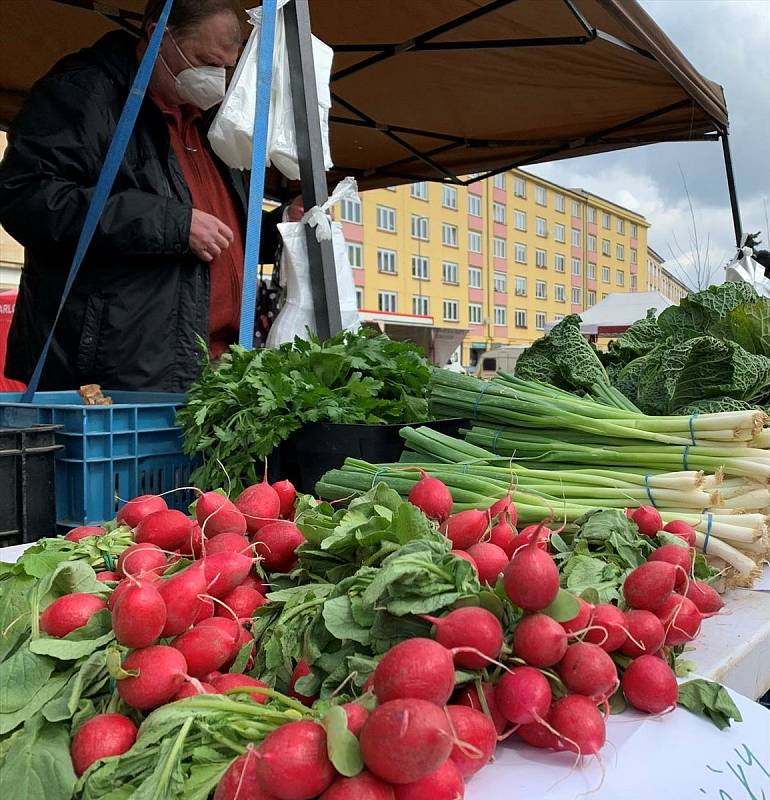 První den trhů na pražském Kubánském náměstí po jejich opětovném povolení vládou (úterý 13. dubna 2021).