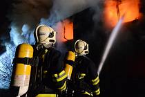 Požár pomáhalo pražským hasičům hasit sedm dobrovolných jednotek