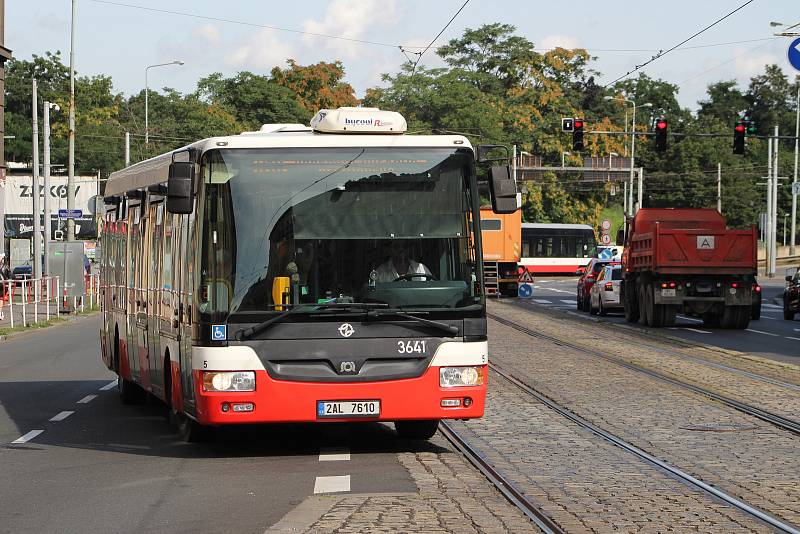 Dopravní situace v ulici Jana Želivského a u křižovatky Ohrada 9. srpna 2021.