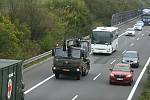 Vojenský konvoj s materiálem pro polní nemocnici v Letňanech u Sán na Nymbursku na dálnici D11.