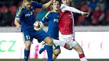 SK Slavia Praha - FC Vysočina Jihlava. Zleva Petr Tlustý z Jihlavy, Jakub Fulnek z Jihlavy Jaromír Zmrhal ze Slavie.