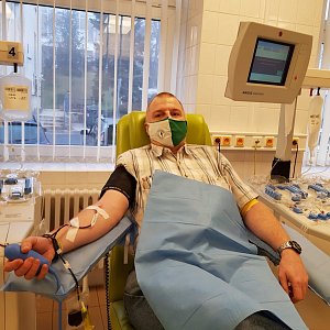 Strážník pražské městské policie Petr Růžička daruje krev a její složky pravidelně.