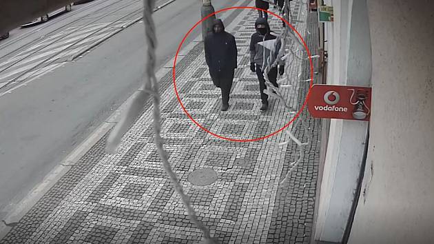 Muž a jeho společník před pokusem o loupežné přepadení chlapce na Žižkově