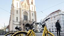 Bikesharing v podobě žlutých kol Ofo začal 16. října na pražském Strossmayerově náměstí.