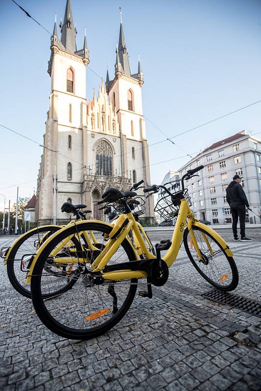 Bikesharing v podobě žlutých kol Ofo začal 16. října na pražském Strossmayerově náměstí.