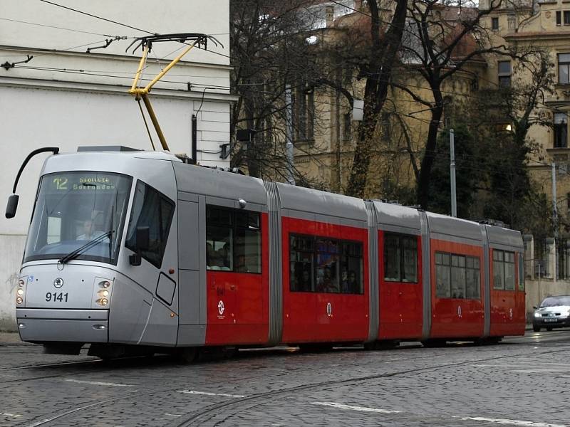 Nízkopodlažní tramvaj 14T s designem Porsche zachycena na pražském Klárově.