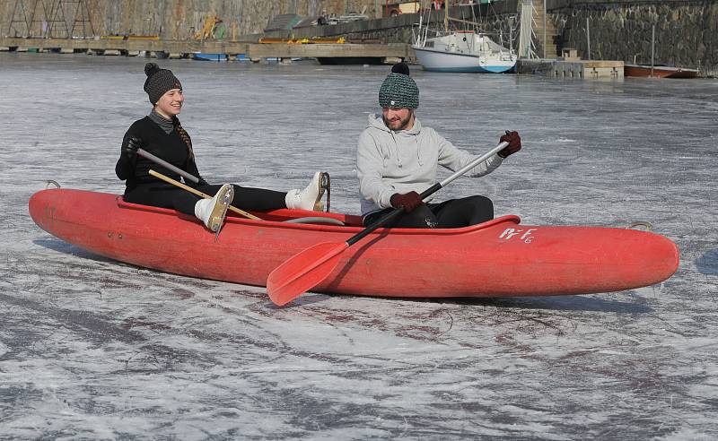 Ledová Praha - bruslení na zamrzlé Vltavě u Yachtclubu pod Vyšehradem.