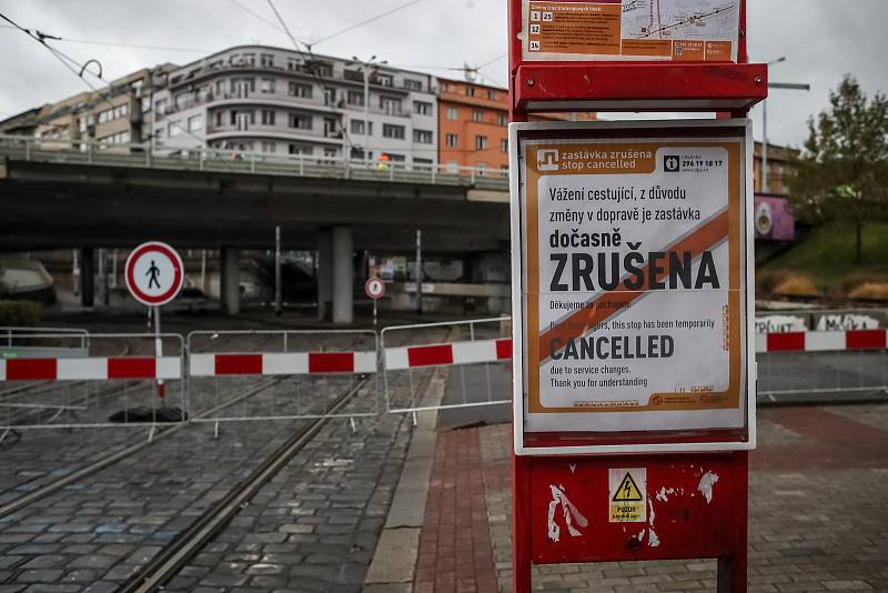 Situace okolo mostu u metra Vltavská 24. října ráno v Praze. TSK most, pod kterým jezdí tramvaje a chodí lidé, uzavřelo z důvodu špatného stavu.