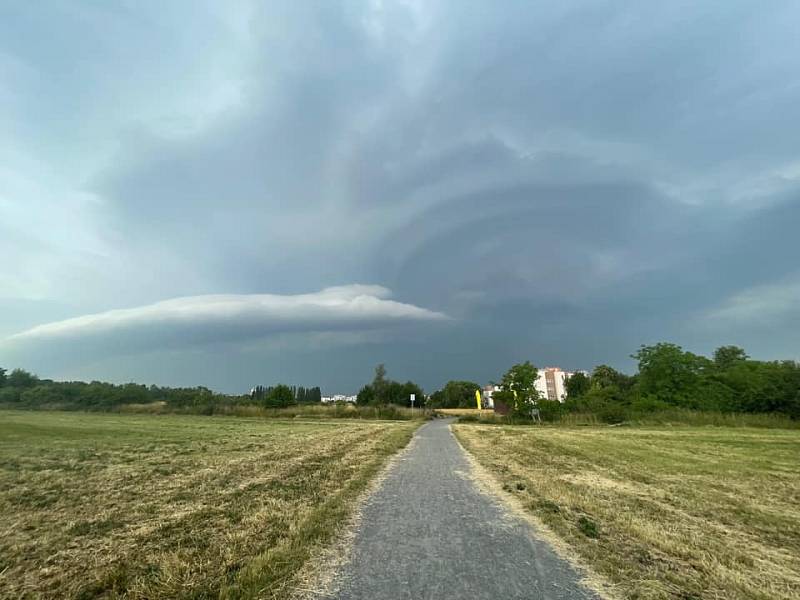 Unikátní mrak v čele bouřkové oblačnosti zvaný roll cloud. Letňany 20. června 2022 v 9.18 hodin.