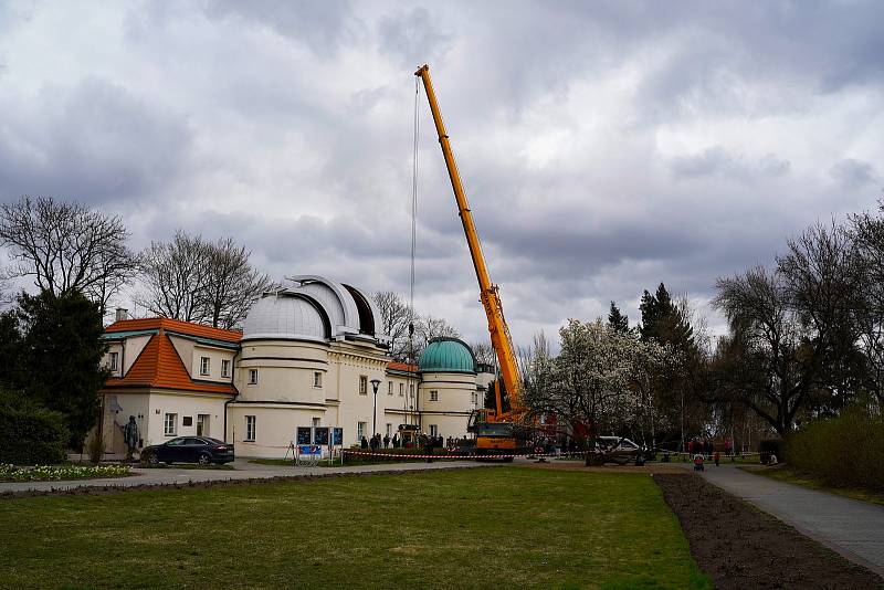 Z demontáže největšího dalekohledu Štefánikovy hvězdárny na pražském Petříně kvůli renovaci přístroje v německé Jeně.