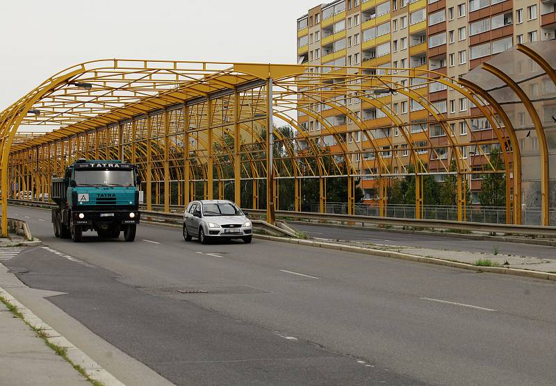 Nefunkční protihlukové stěny ve Slánské ulici v Řepích.