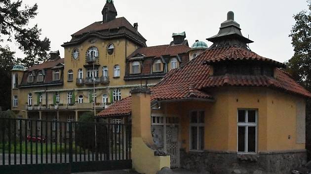 Areál bývalého sanatoria doktora Šimsy v Krči, kde dnes převážně působí Dětské centrum Fakultní Thomayerovy nemocnice. Na snímku hlavní budova