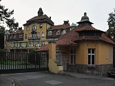 Areál bývalého sanatoria doktora Šimsy v Krči, kde dnes převážně působí Dětské centrum Fakultní Thomayerovy nemocnice. Na snímku hlavní budova