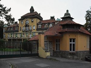 Areál bývalého sanatoria doktora Šimsy v Krči, kde dnes převážně působí Dětské centrum Fakultní Thomayerovy nemocnice. Na snímku hlavní budova.