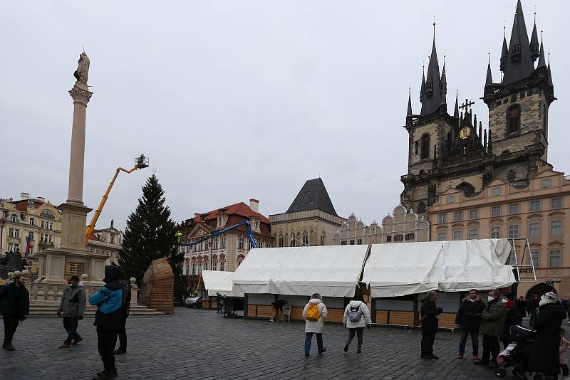 Zdobení vánočního stromu na Staroměstském náměstí v Praze.