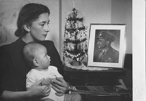 Suchdolské vzpomínky na parašutistu Rudolfa Pernického. Na snímku rodinné Vánoce v roce 1949: Kamila Pernická, syn Rudolf – a fotografie táty pobývajícího ve vězení.