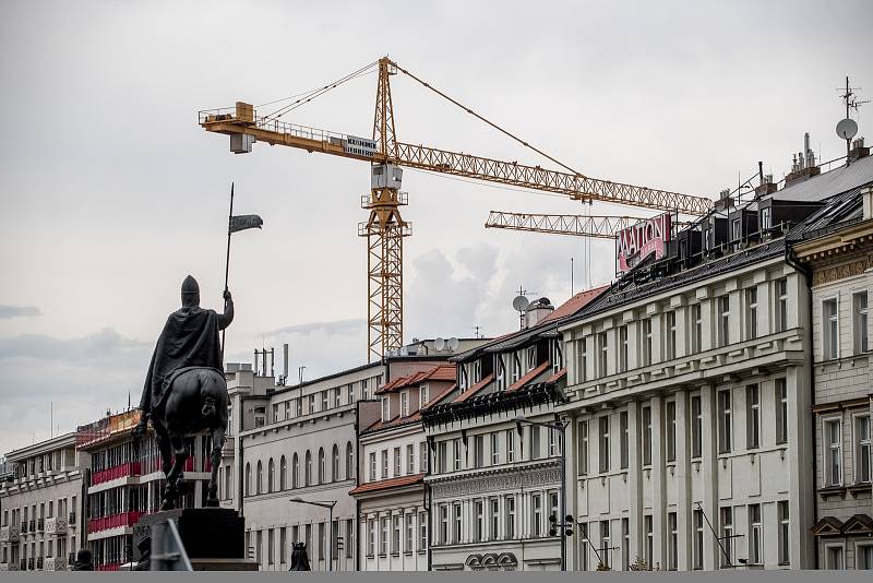 Stavební ruch na pražském Václavském náměstí 5. září 2019 v Praze. Výstavba The Flow Building.