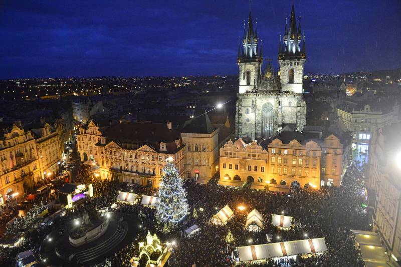 V sobotu 30. listopadu 2019 byl v Praze na Staroměstském náměstí rozsvícen vánoční strom.