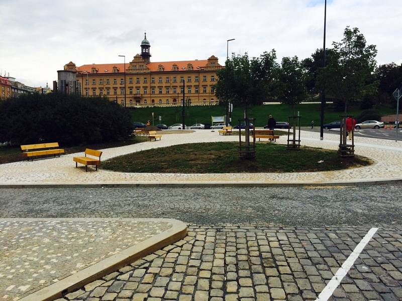 Nová pravidla pro výstavbu a zacházení  s veřejným prostorem v metropoli, která začala platit  1. října, rozpoutala ostré střety mezi primátorem Tomášem Hudečkem a majiteli billboardových firem.