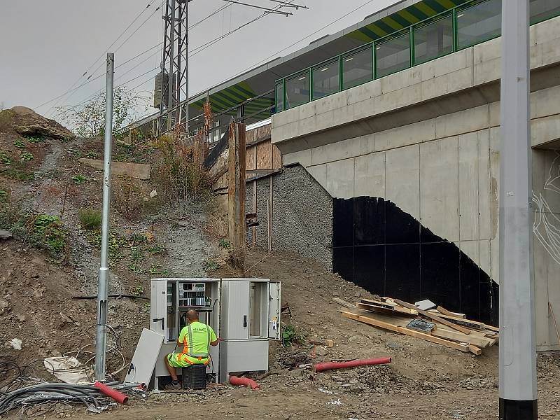 Druhý přístup z ulice na nástupiště se teprve staví. Terminál je zatím spíše staveniště.