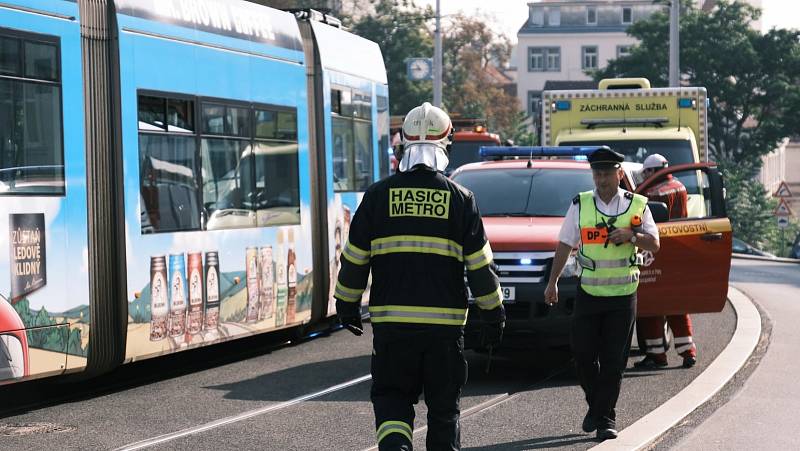 V pražské Libni se srazila tramvaj s vozem technických služeb.