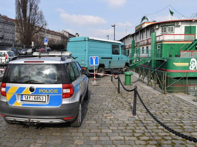 Policejní potápěči vytáhli z Vltavy trezor, ten odcizili pachatelé při vloupání do bytu v Praze 5